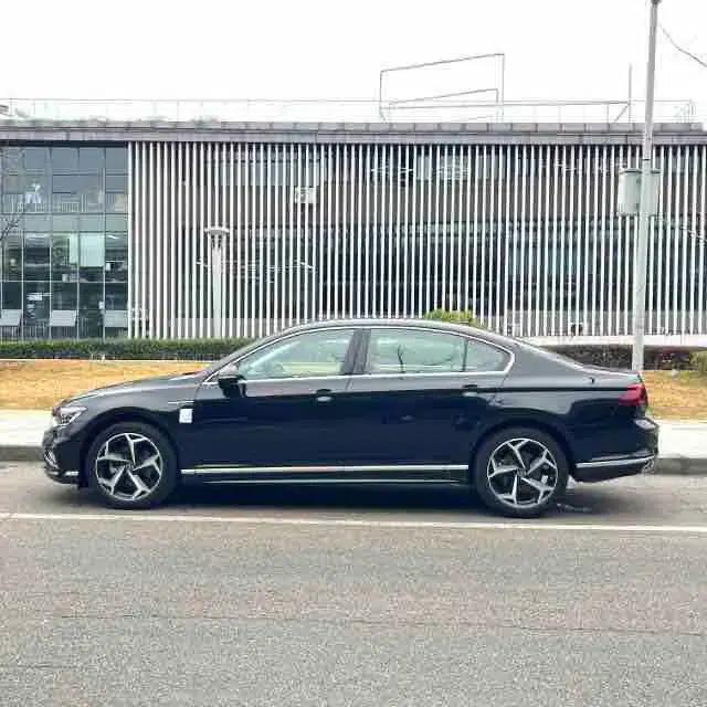 Volkswagen Magotan 2023 2 Millionth Unit Commemorative Edition 330TSI DSG Luxury — миниатюра 3