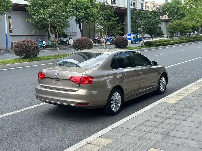 2015 Volkswagen Sagitar 1.6L Automatic Comfort Model — миниатюра 6