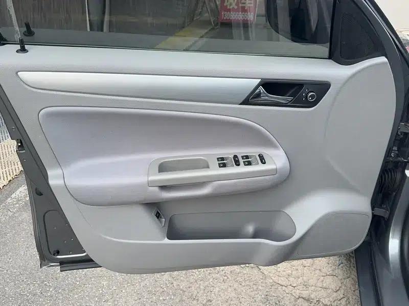2012 Volkswagen Bora 1.6L Manual Fashion Edition — миниатюра 12