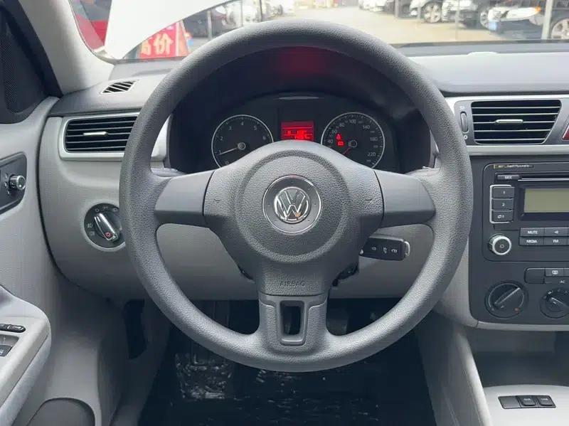 2012 Volkswagen Bora 1.6L Manual Fashion Edition — миниатюра 16