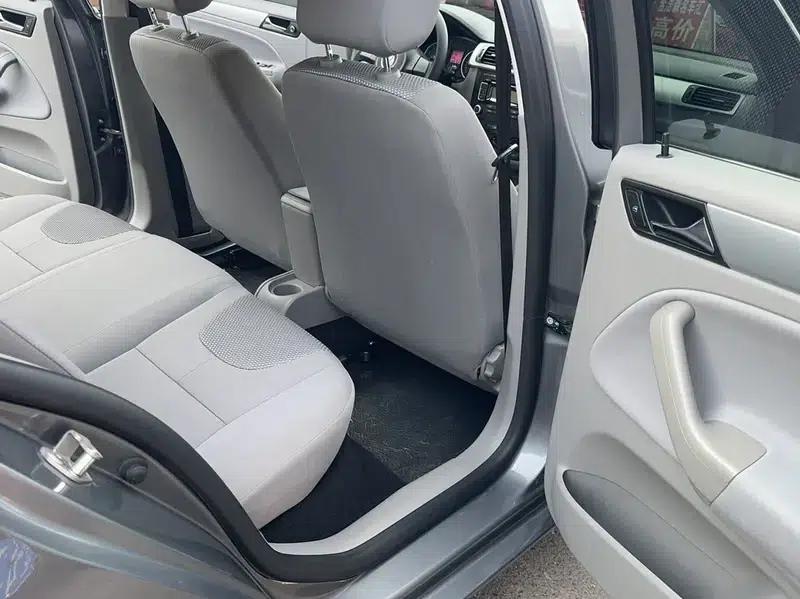2012 Volkswagen Bora 1.6L Manual Fashion Edition — миниатюра 20