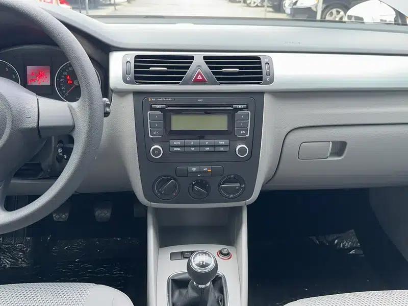 2012 Volkswagen Bora 1.6L Manual Fashion Edition — миниатюра 9