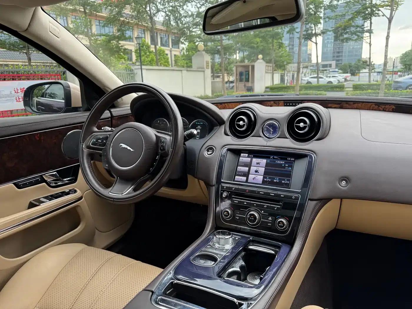 Jaguar XJ 2012 XJL 3.0 Panoramic Business Edition — миниатюра 23