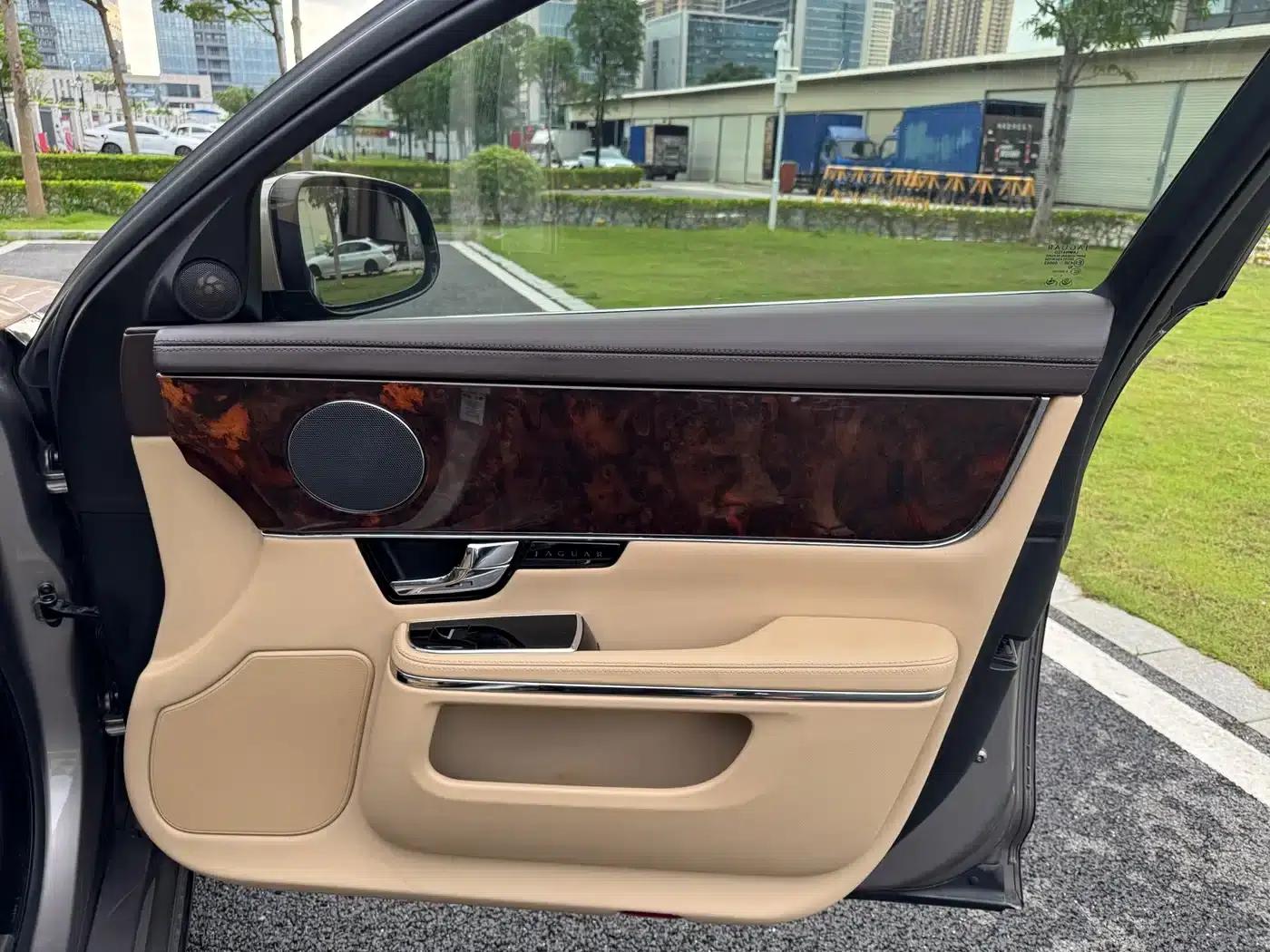 Jaguar XJ 2012 XJL 3.0 Panoramic Business Edition — миниатюра 33