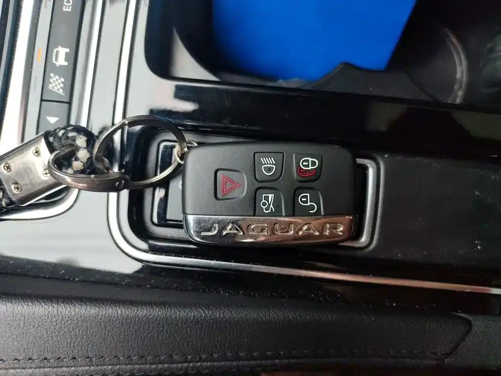 Jaguar F-PACE 2019 2.0T AWD Urban Luxury Edition — миниатюра 12