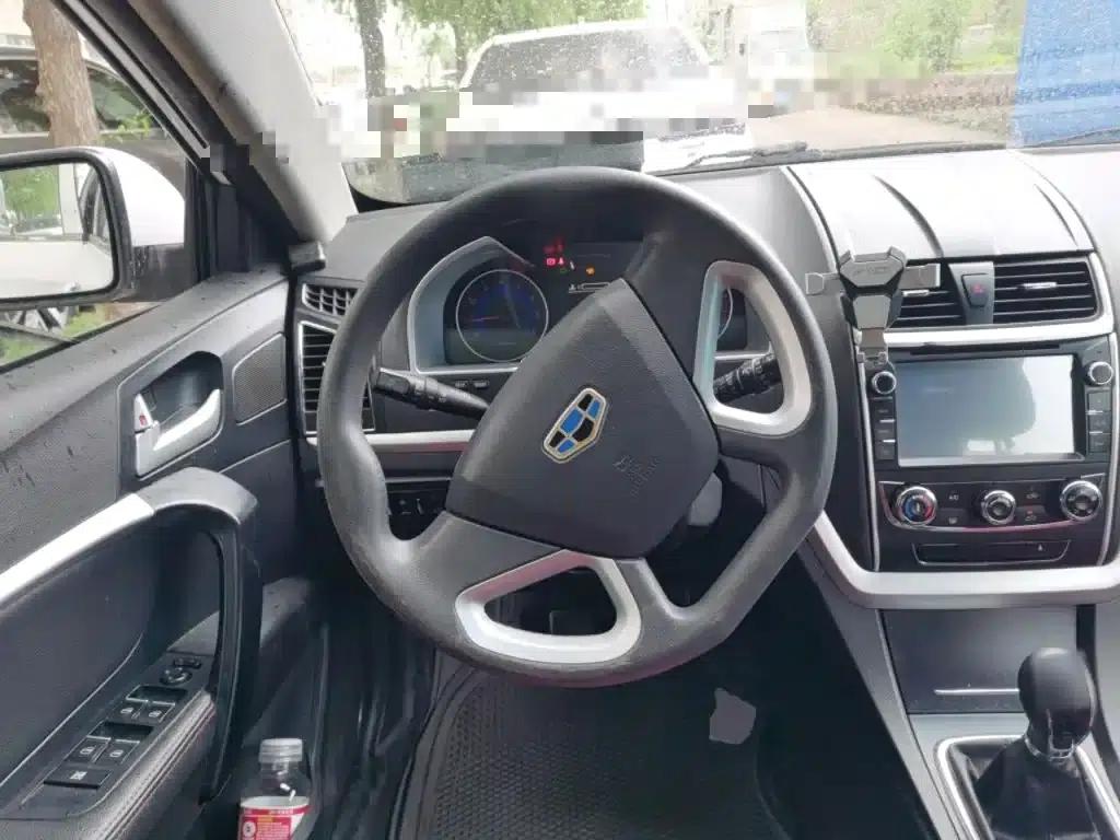 Geely Emgrand 2014 Hatchback 1.5L Manual Fashion Edition — миниатюра 11
