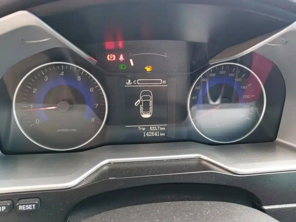 Geely Emgrand 2014 Hatchback 1.5L Manual Fashion Edition — миниатюра 12