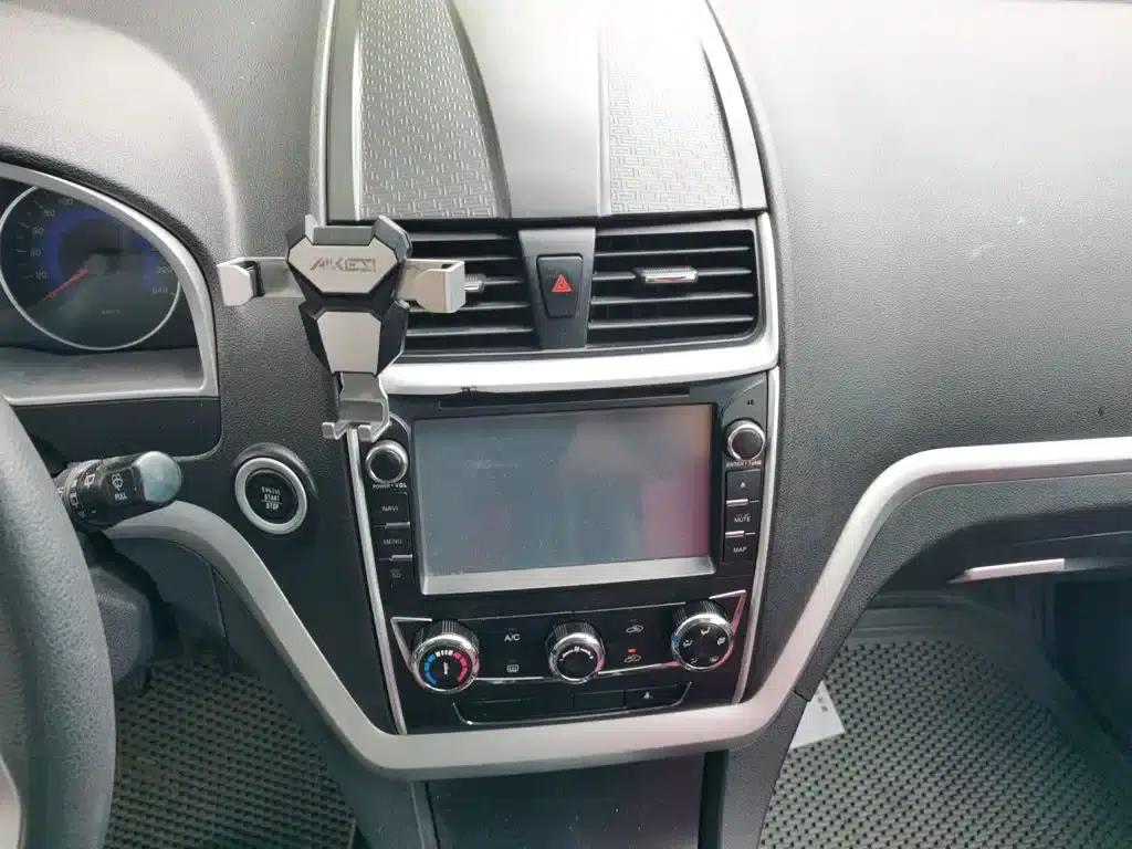 Geely Emgrand 2014 Hatchback 1.5L Manual Fashion Edition — миниатюра 14