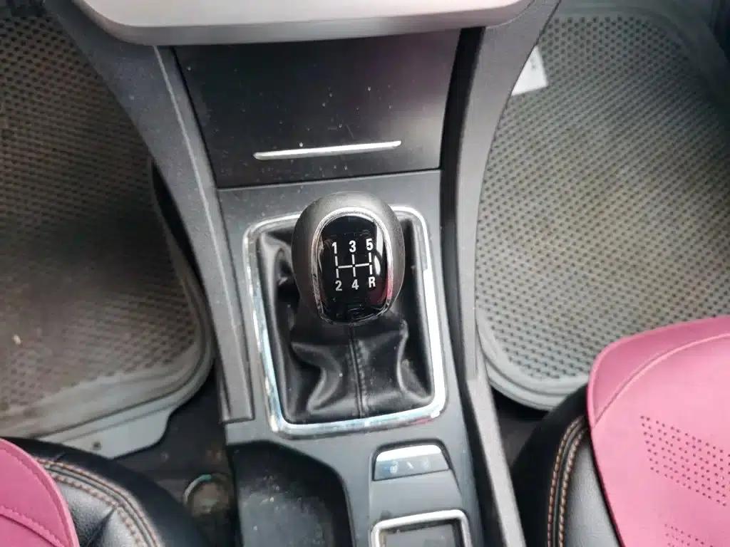 Geely Emgrand 2014 Hatchback 1.5L Manual Fashion Edition — миниатюра 15