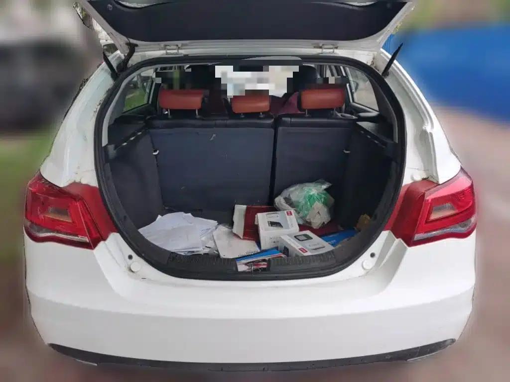 Geely Emgrand 2014 Hatchback 1.5L Manual Fashion Edition — миниатюра 20