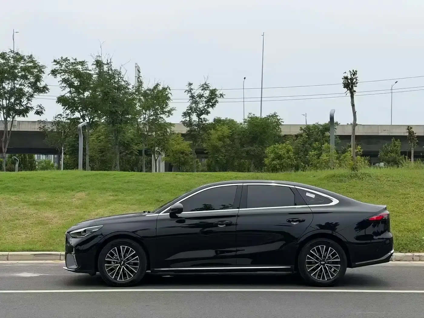 Geely Emgrand 2026 5th Generation 1.5L CVT Premium — миниатюра 3