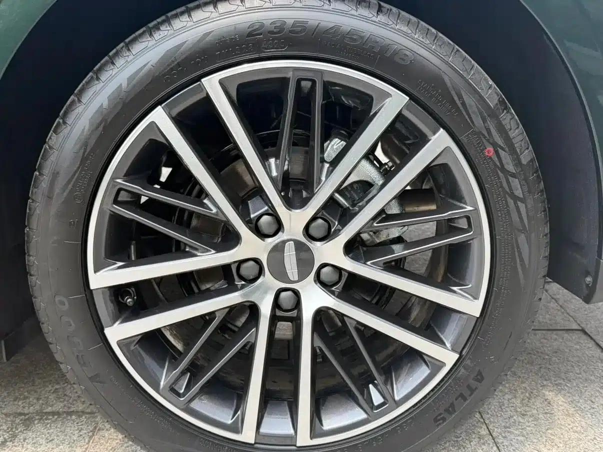 Geely Emgrand 2026 5th Generation 1.5T DCT Flagship Edition — миниатюра 26