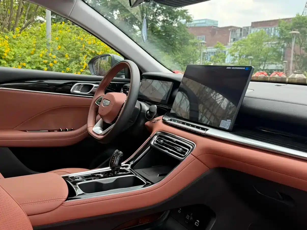 Geely Emgrand 2026 5th Generation 1.5T DCT Flagship Edition — миниатюра 11