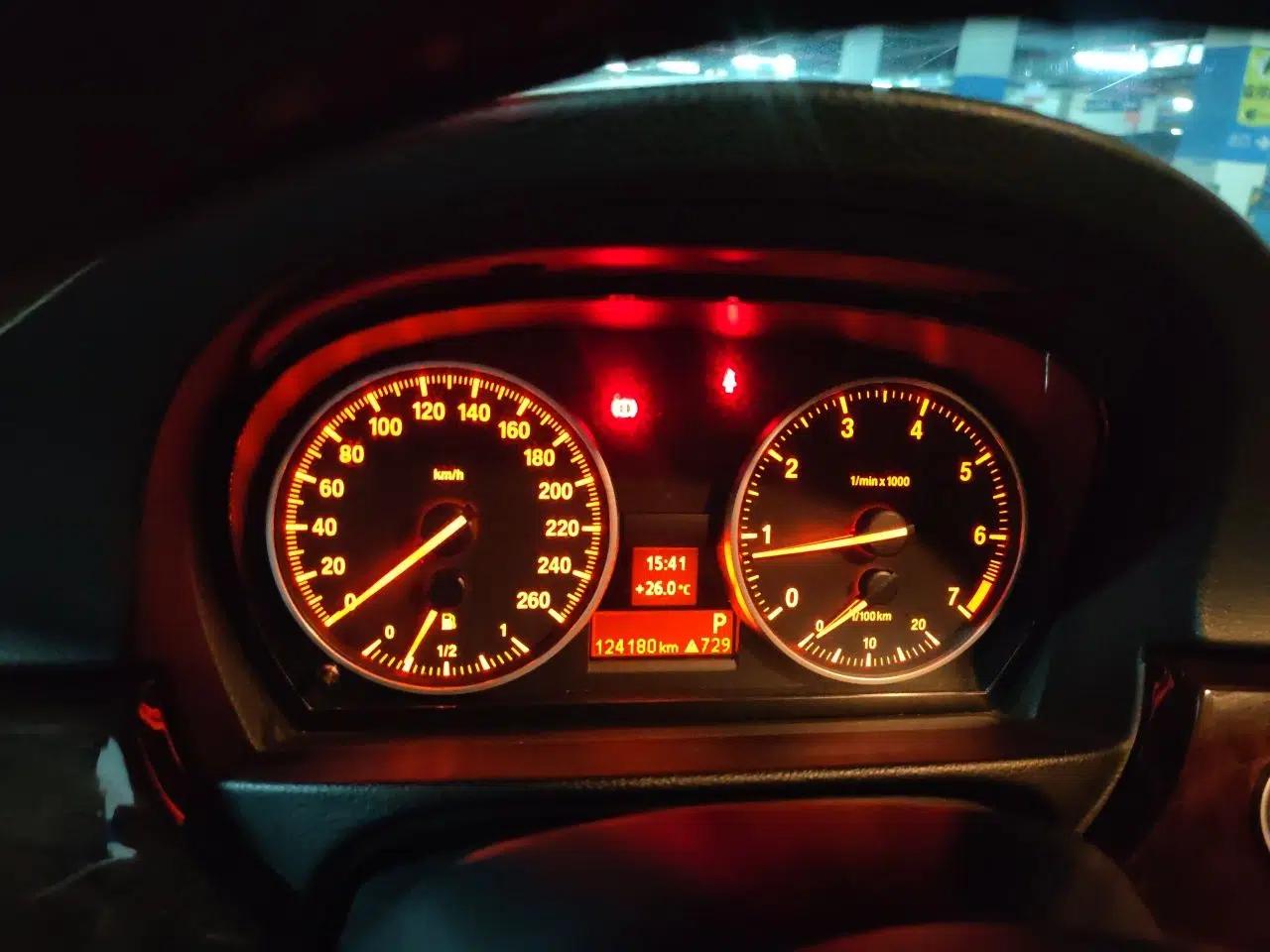 BMW 3 Series 2011 320i Sport Edition — миниатюра 11