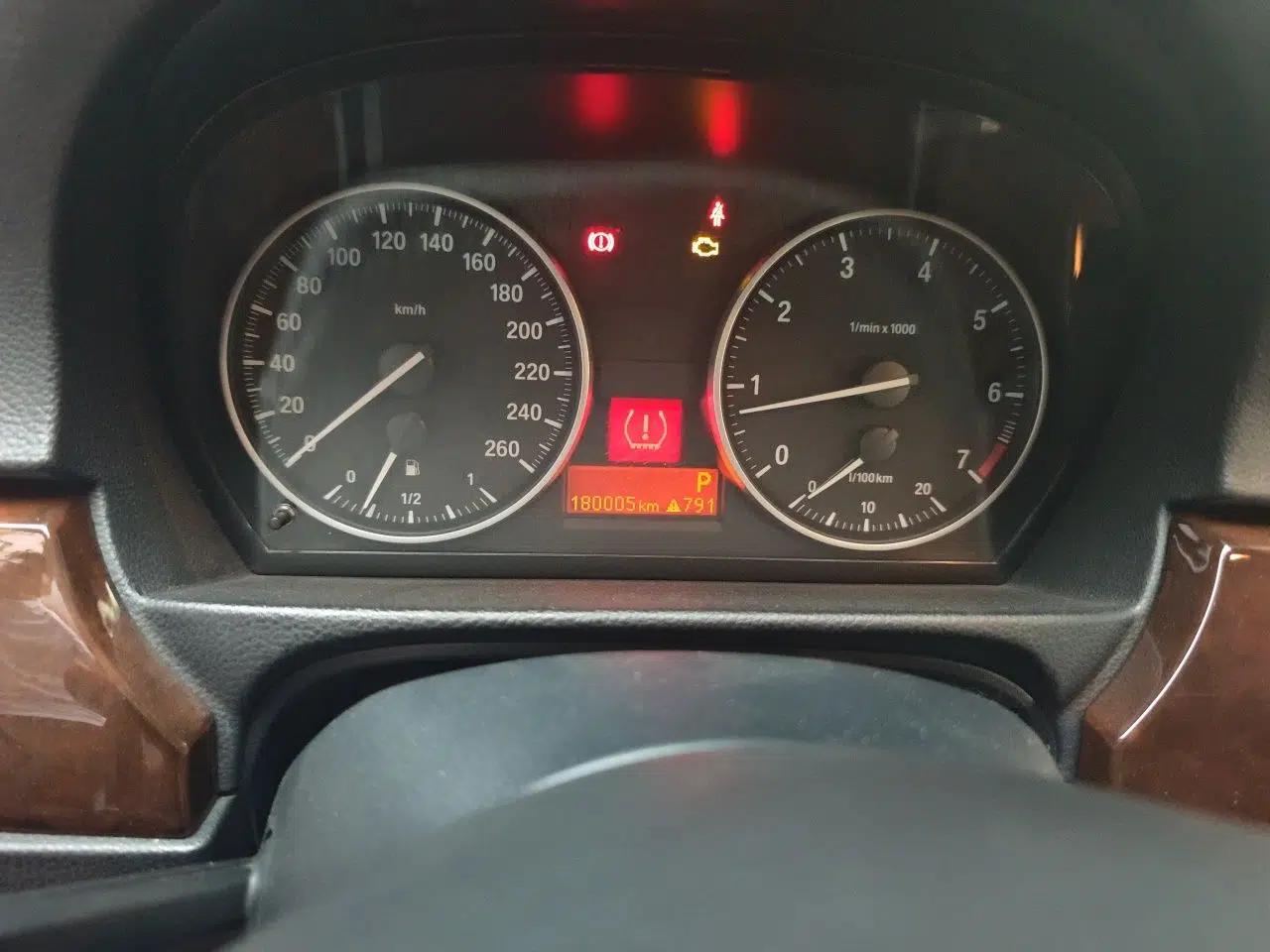 BMW 3 Series 2011 320i Sport Edition — миниатюра 12