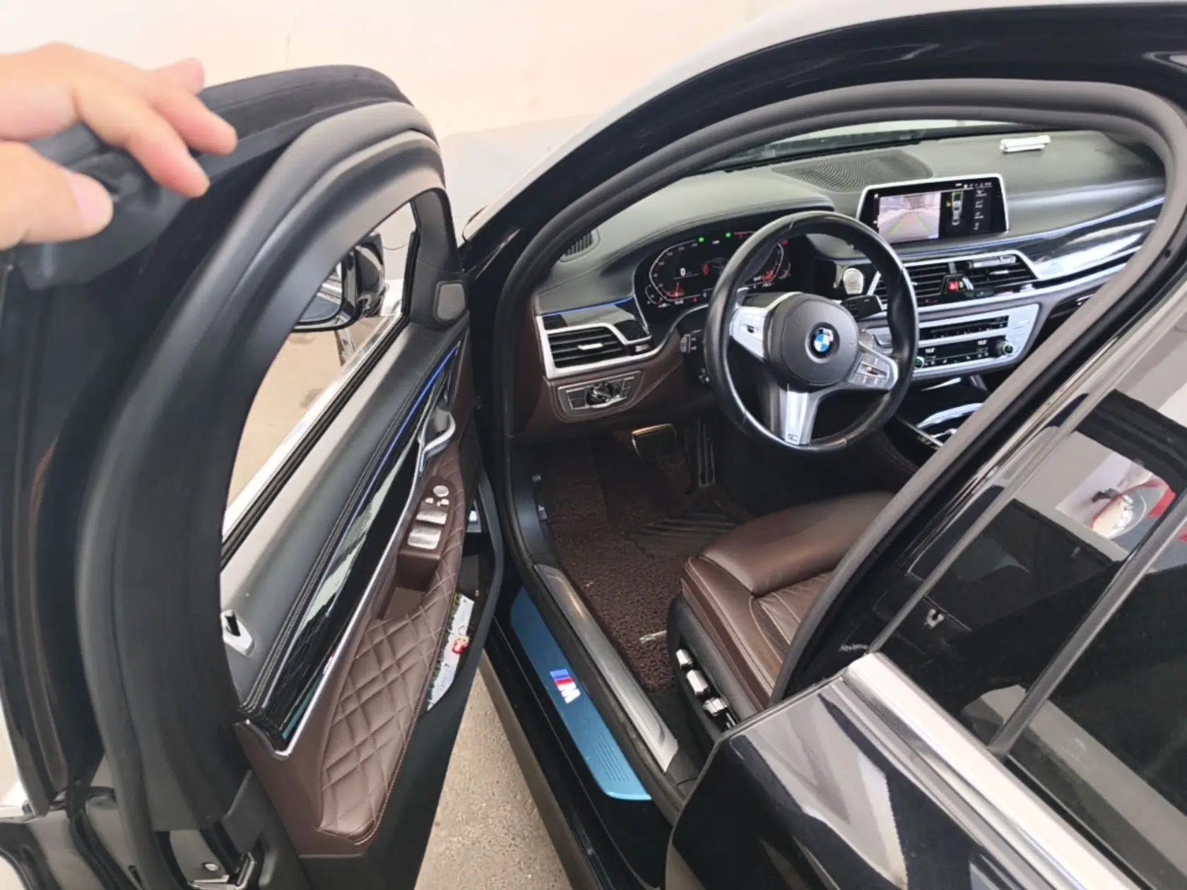 BMW 7 Series 2019 740Li Leading Model M Sport Package — миниатюра 19