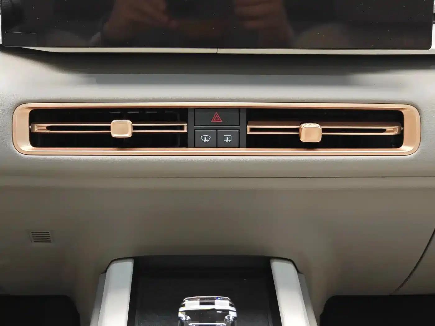 Geely ICON 2026 Chocolate 1.5TD Premium Edition — миниатюра 17