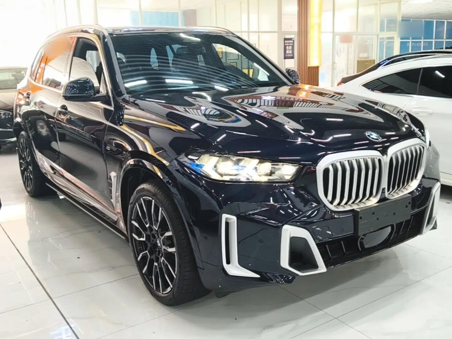 BMW X5 2023 xDrive 40Li M Sport Package — миниатюра 3