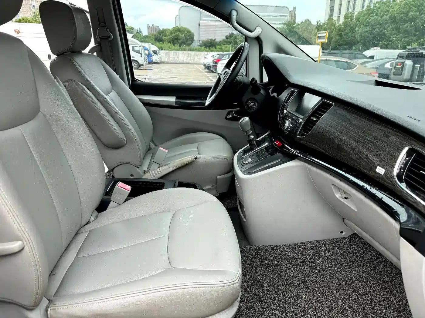 Refine M5 2014 Colorful Travel 2.0T Gasoline Manual Executive Edition — миниатюра 15