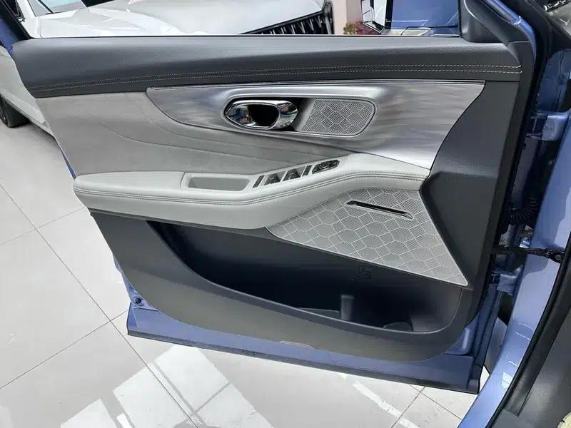 Trumpchi GS8 2022 Dual Engine Series 2.0TM Hybrid 2WD Premium Edition 6-Seater — миниатюра 18