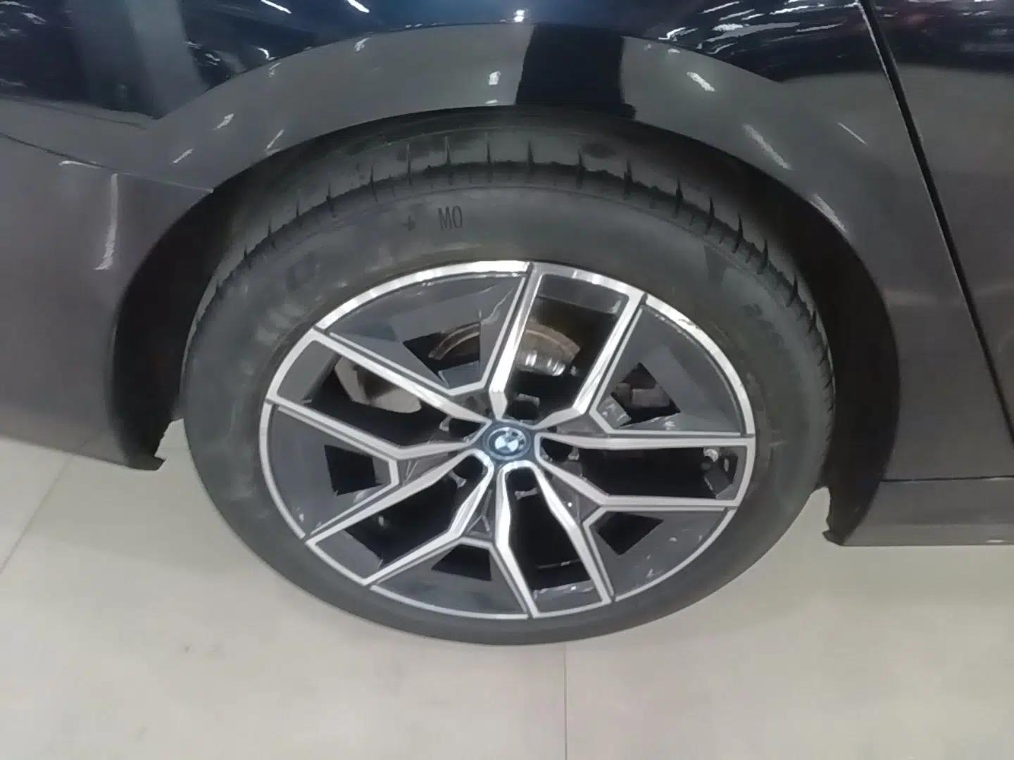 BMW i5 2024 eDrive 35L M Sport Package — миниатюра 11