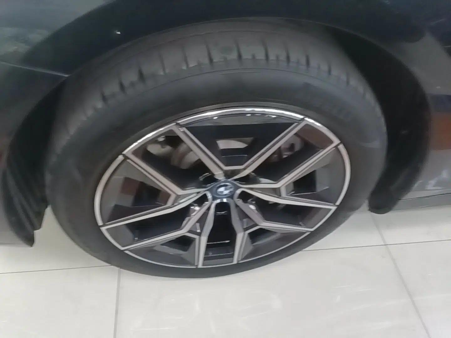 BMW i5 2024 eDrive 35L M Sport Package — миниатюра 10