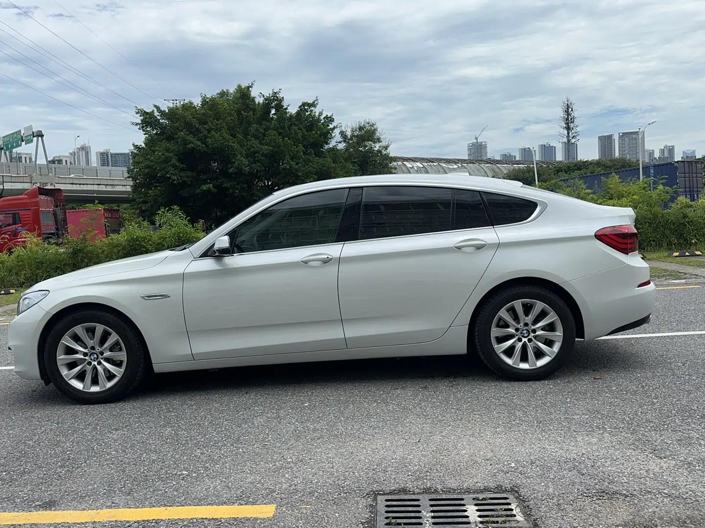 BMW 5 Series GT 2015 528i Leading Model — миниатюра 13