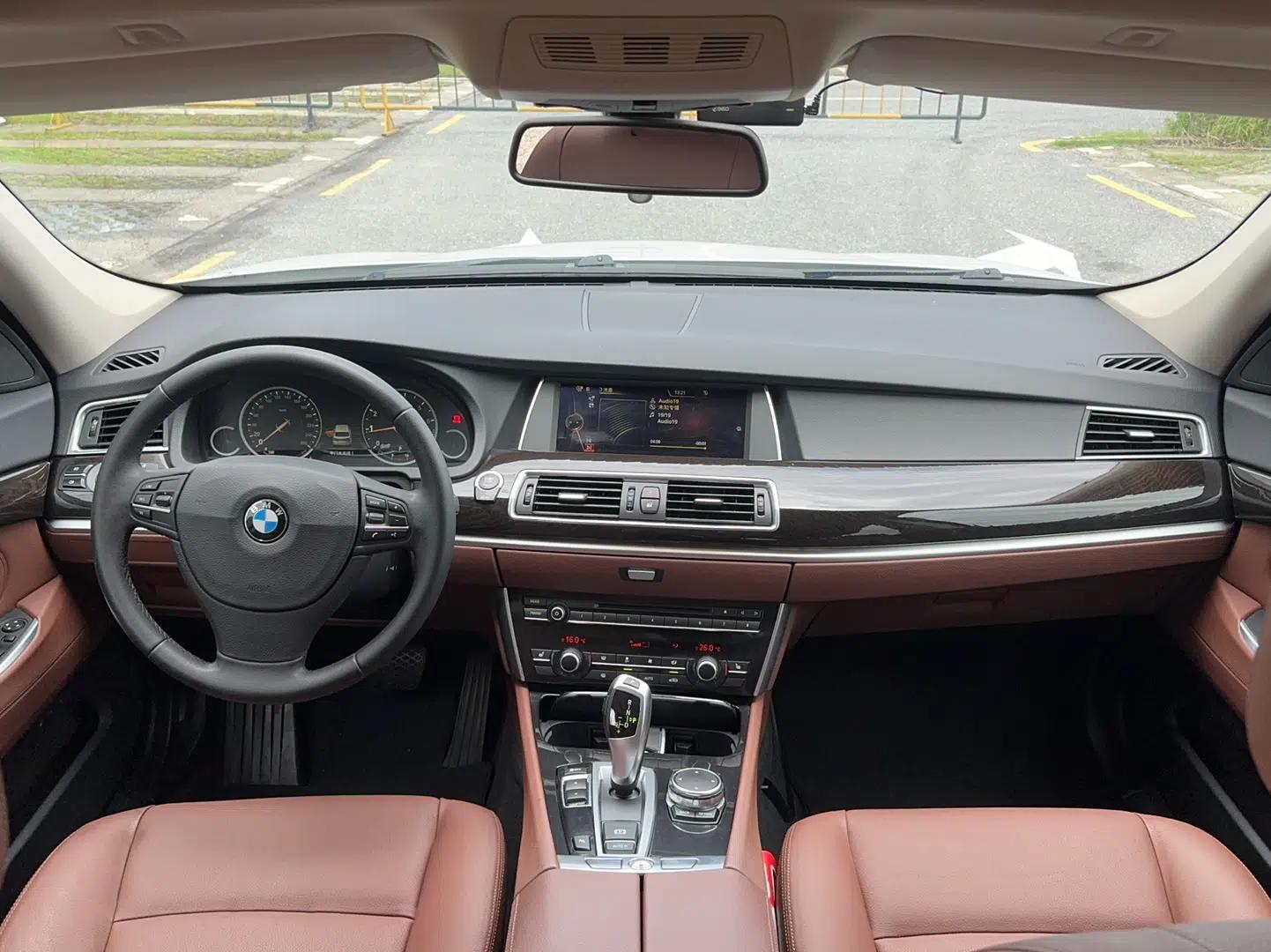 BMW 5 Series GT 2015 528i Leading Model — миниатюра 17