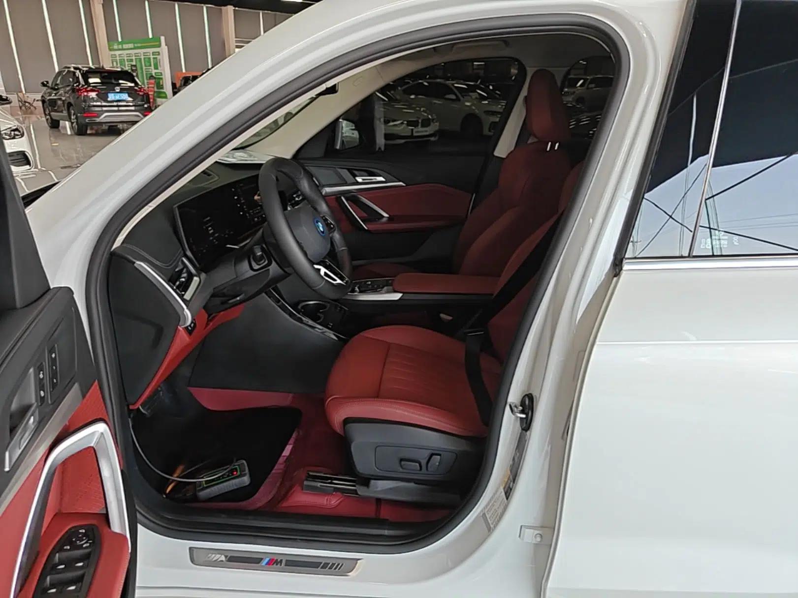BMW iX1 2025 eDrive25L M Sport Package — миниатюра 17