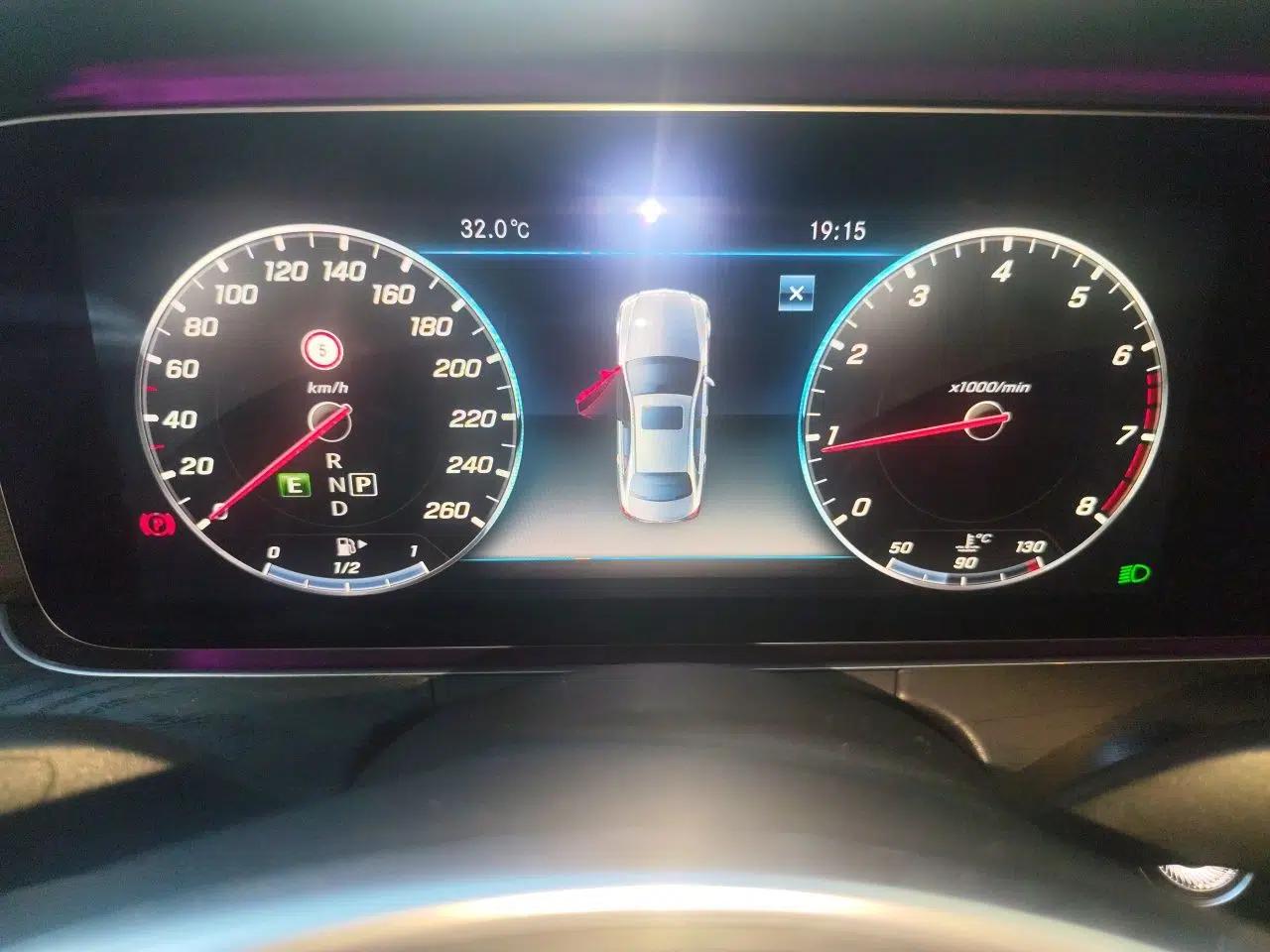 Mercedes-Benz E-Class 2016 E 300 L Sport Luxury Model — миниатюра 11
