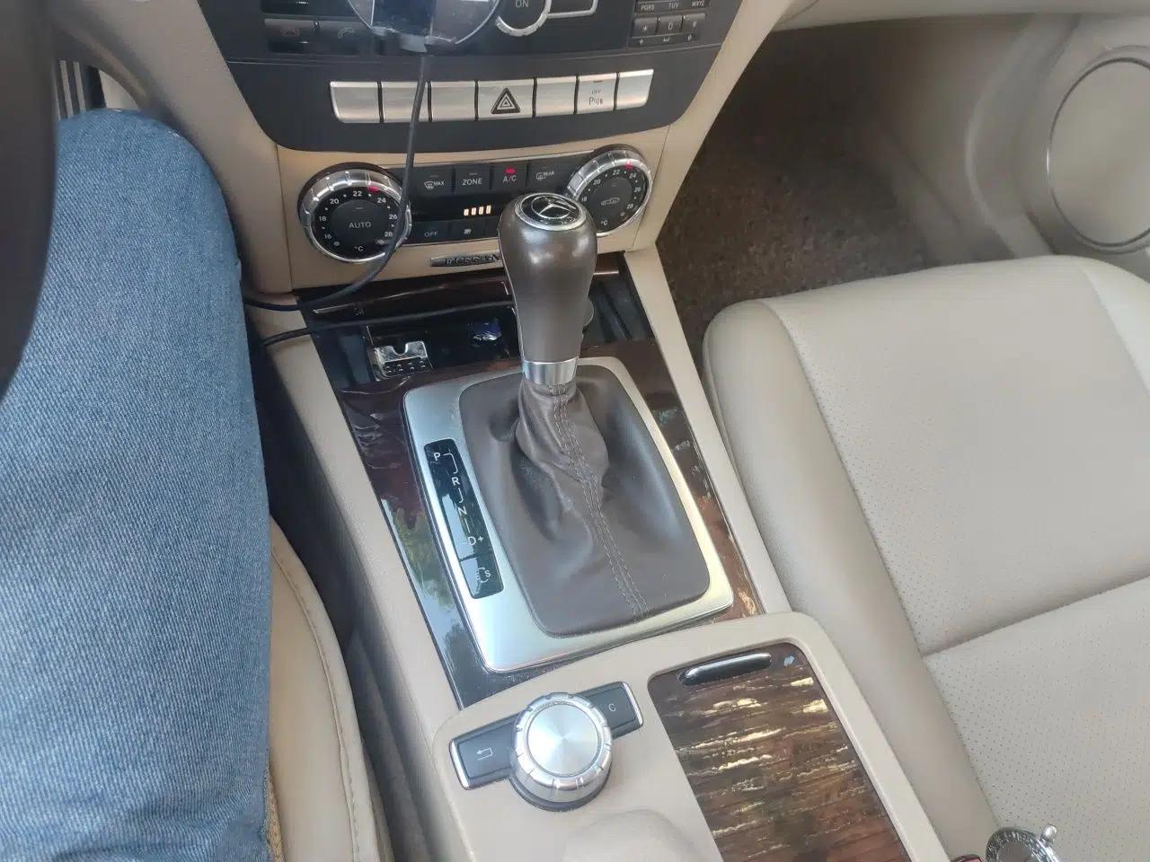 Mercedes-Benz C-Class 2011 C 200 CGI Elegant Model — миниатюра 14