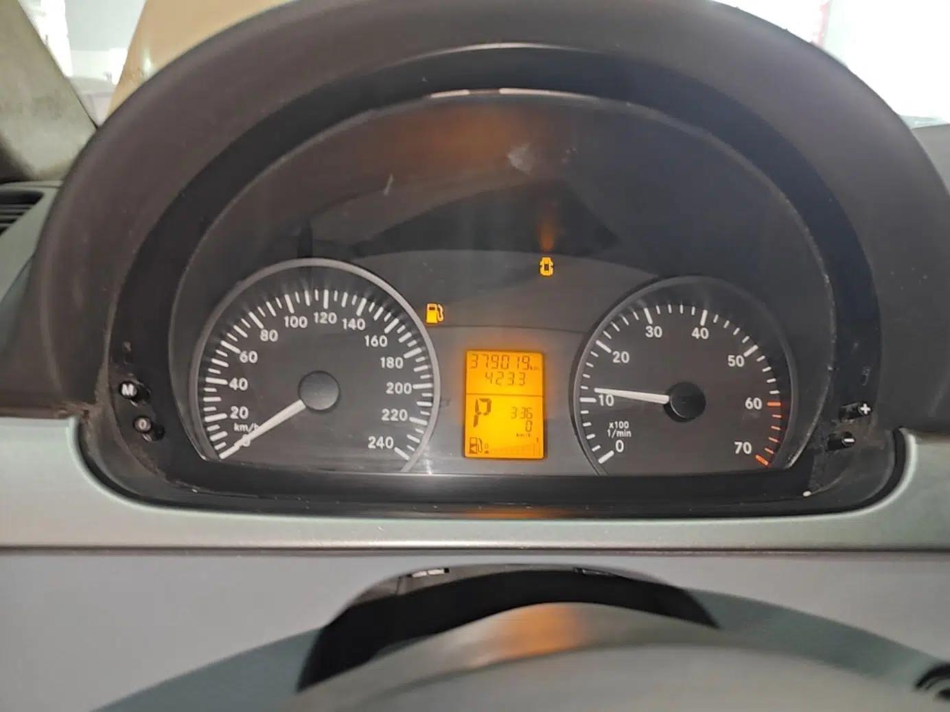 Mercedes-Benz Vito 2011 2.5L 7-seater executive version — миниатюра 12