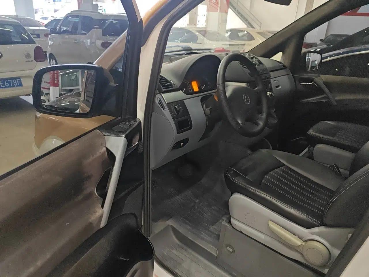 Mercedes-Benz Vito 2011 2.5L 7-seater executive version — миниатюра 16