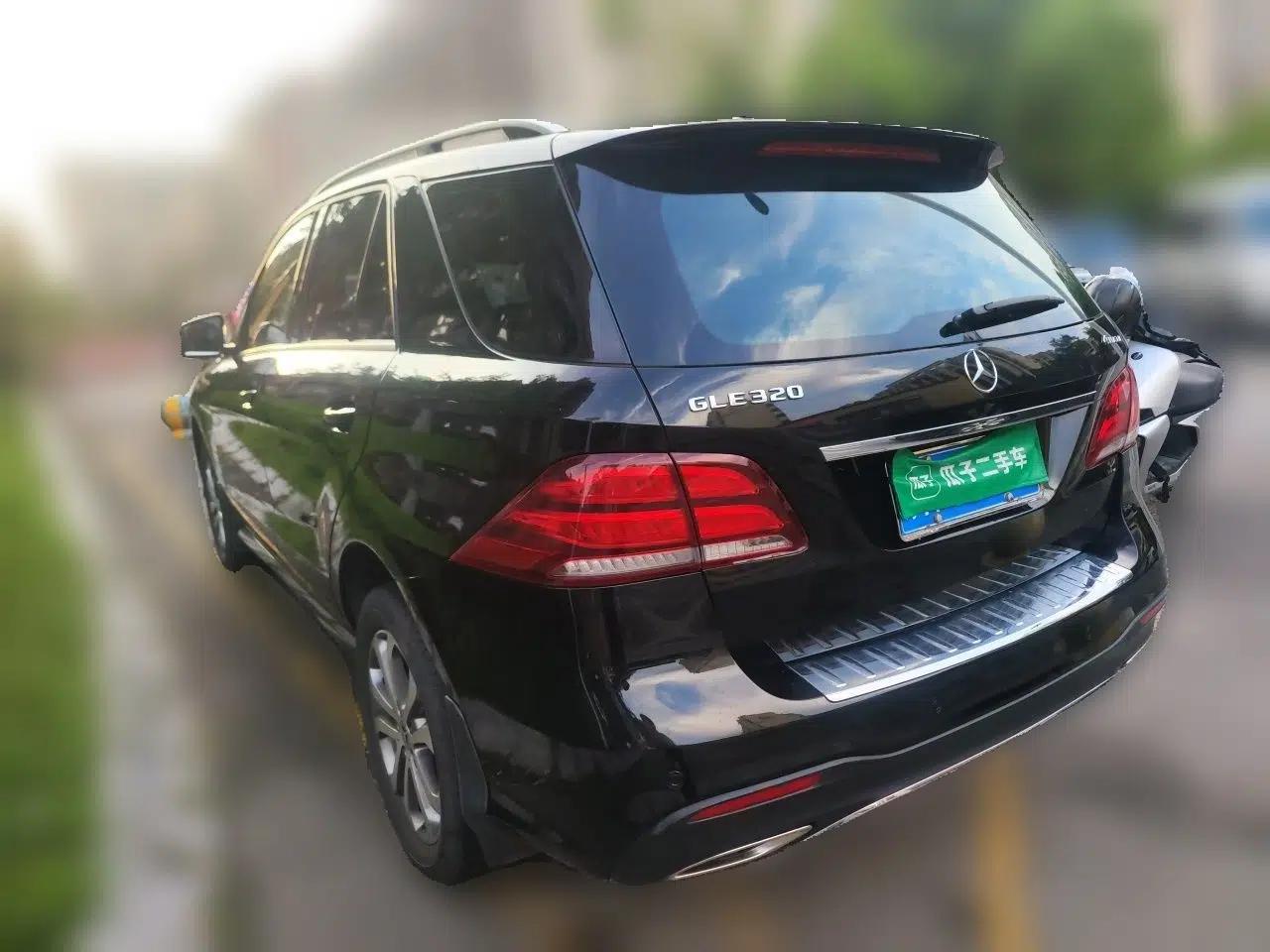 Mercedes-Benz GLE 2018 GLE 320 4MATIC Dynamic Edition Collector's Edition — миниатюра 4