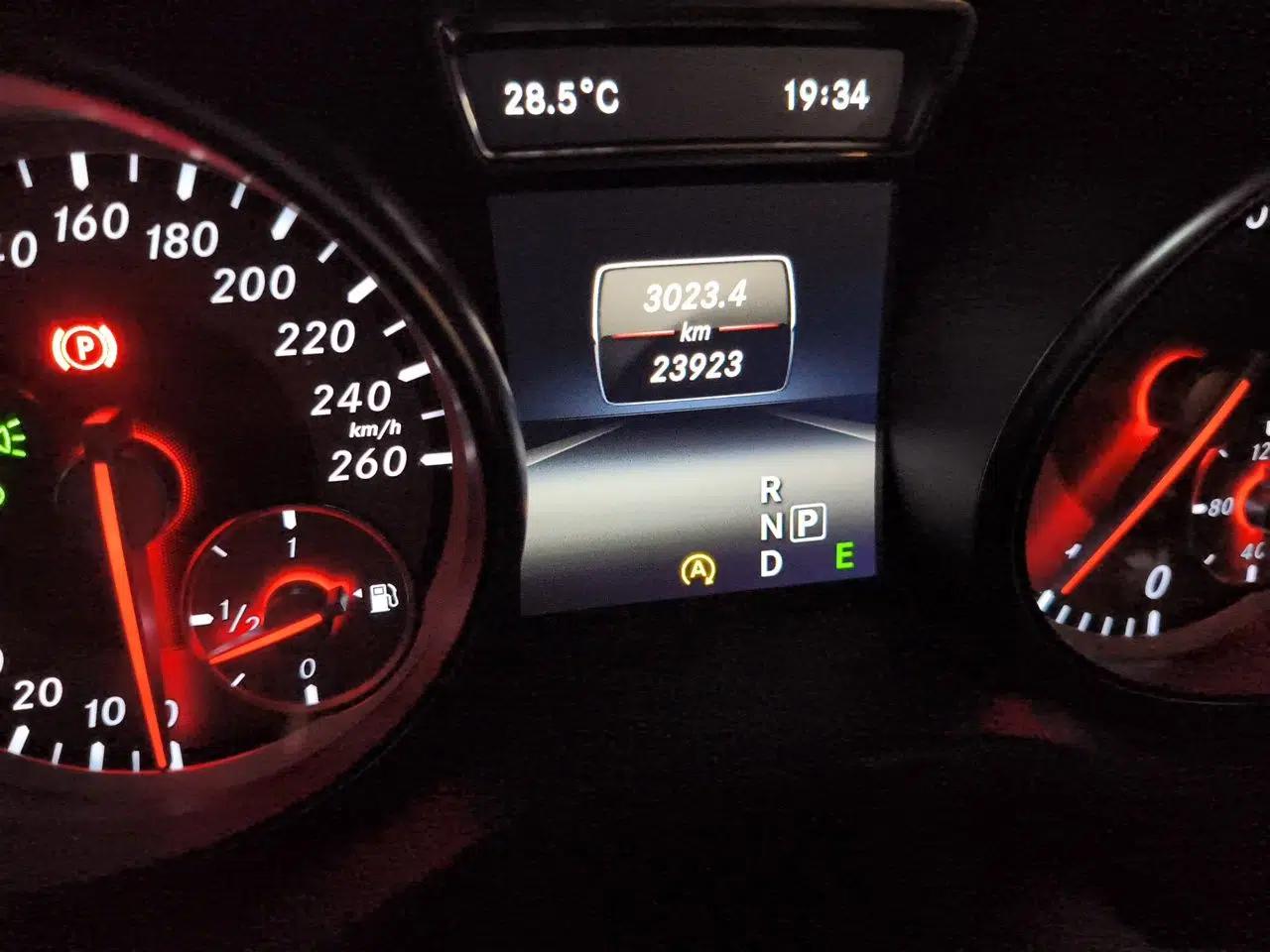 Mercedes-Benz GLA 2015 GLA 200 Fashion Model — миниатюра 12
