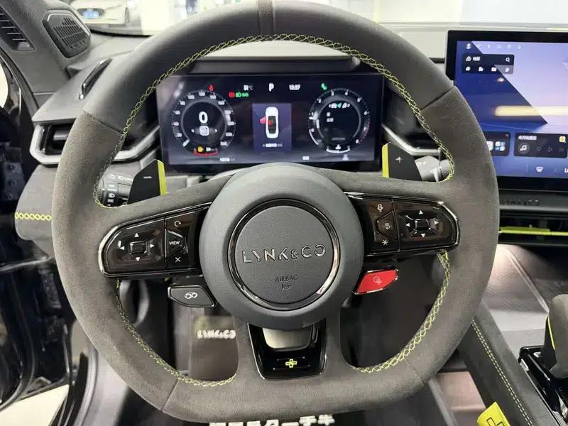 Lynk & Co 03 2025 03+ 2.0TD Automatic Wind Chaser Edition — миниатюра 13
