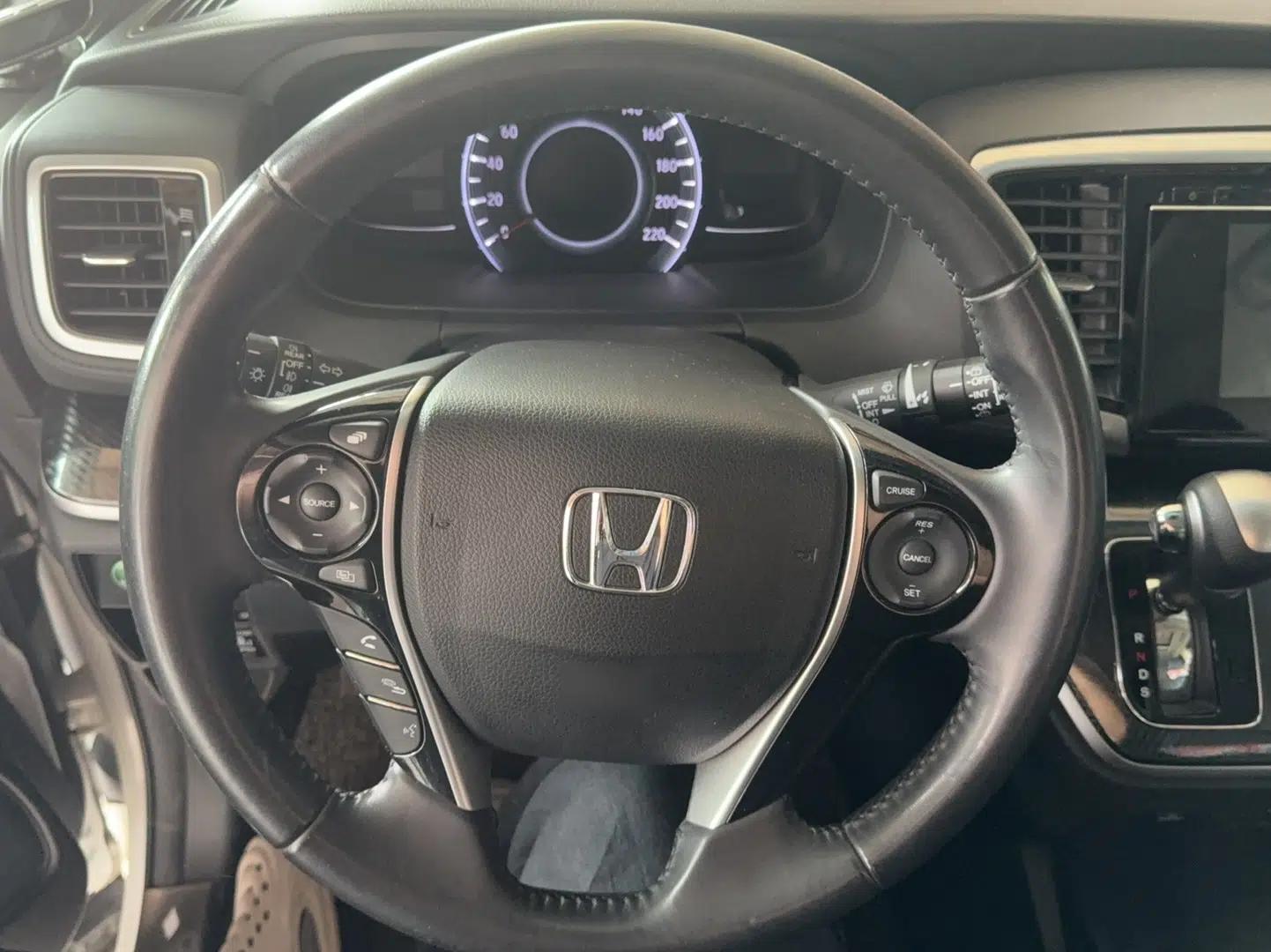 Honda Odyssey 2015 Updated Version 2.4L Smart Edition — миниатюра 9