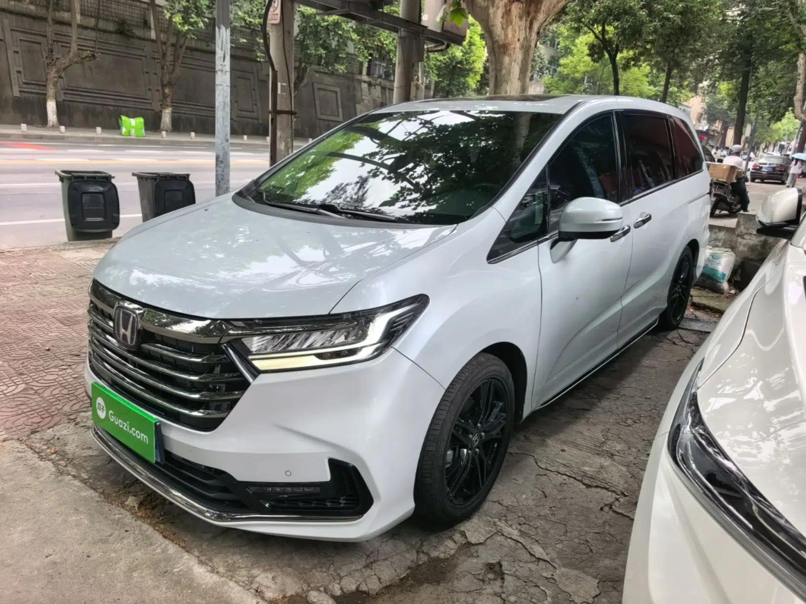 Honda Odyssey 2022 2.0L eHEV Sharp Supreme Edition — миниатюра 1