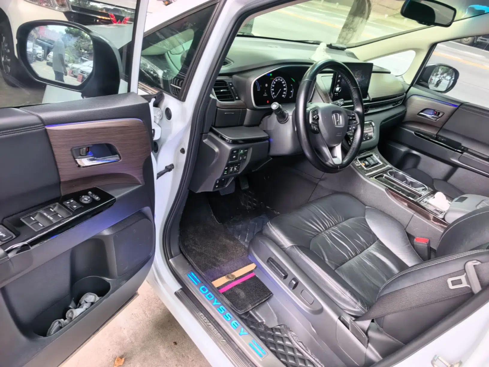 Honda Odyssey 2022 2.0L eHEV Sharp Supreme Edition — миниатюра 18