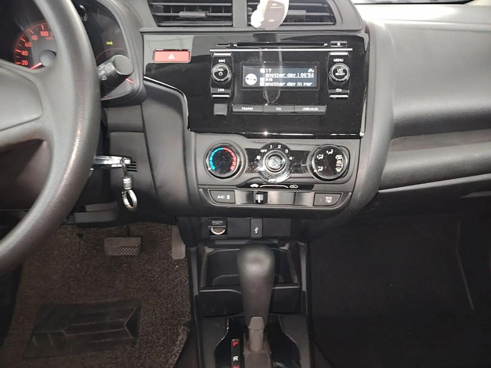 Honda Fit 2014 1.5L LX CVT Comfort Model — миниатюра 15