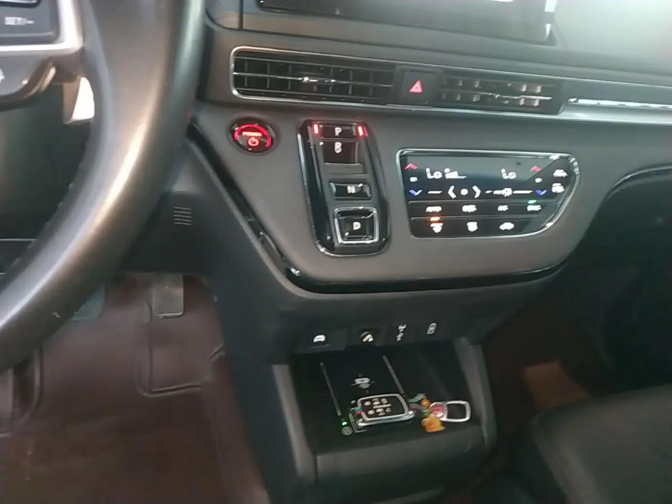 Honda Elysion 2024 2.0L eHEV Luxury Edition — миниатюра 16