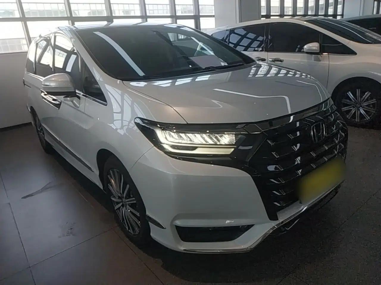 Honda Elysion 2024 2.0L eHEV Luxury Edition — миниатюра 3