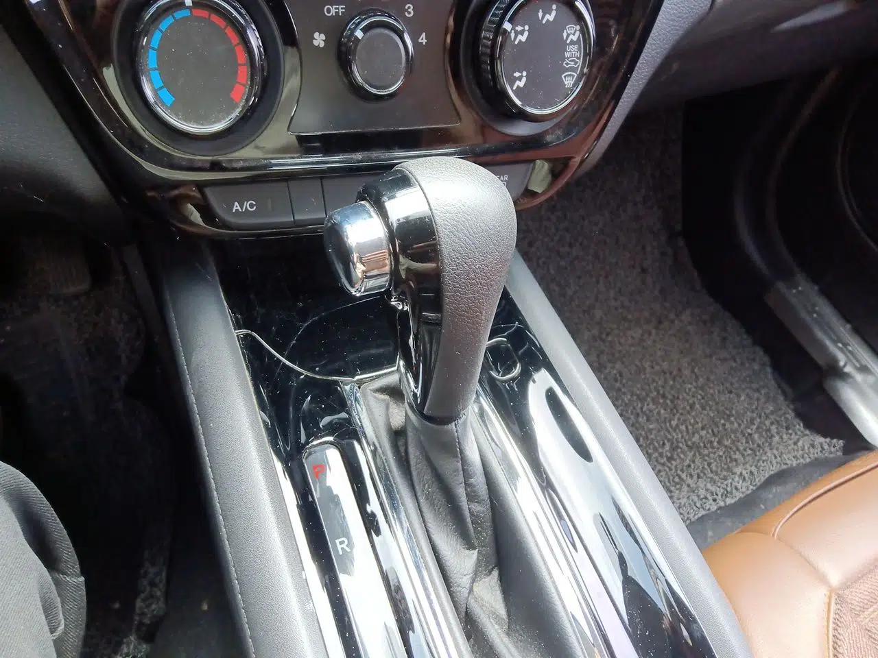 Honda Vezel 2017 1.5L CVT 2WD Comfort Model — миниатюра 14