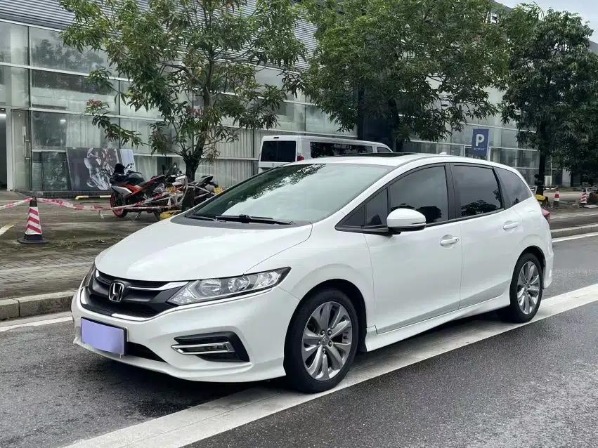 Honda Jade 2017 1.8L automatic Comfort version 5 seats — миниатюра 1