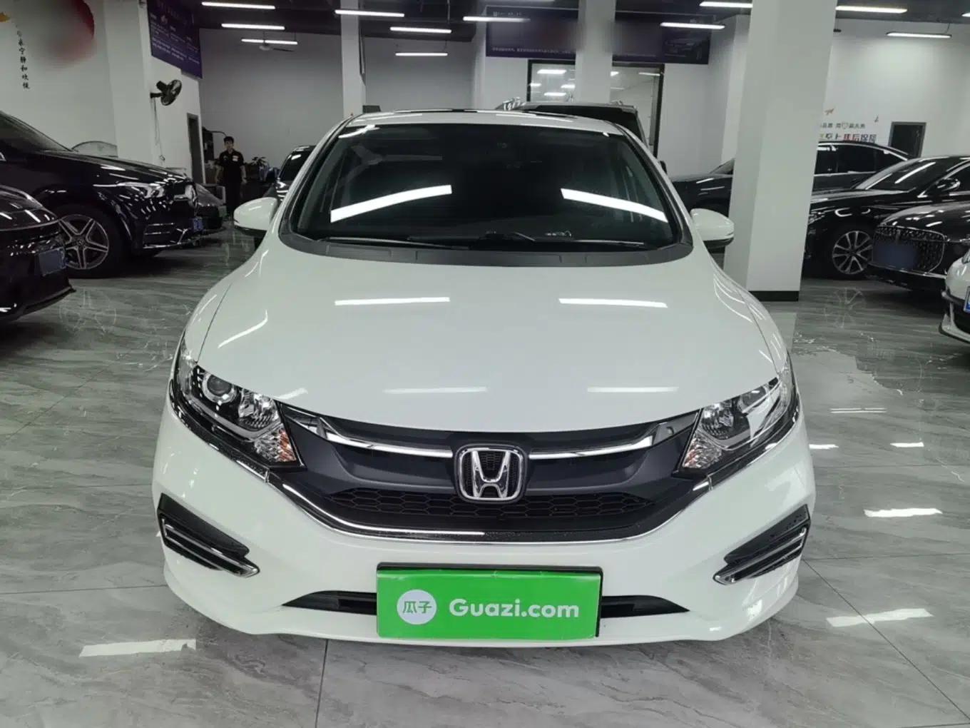 Honda Jade 2017 1.8L automatic Comfort version 5 seats — миниатюра 2