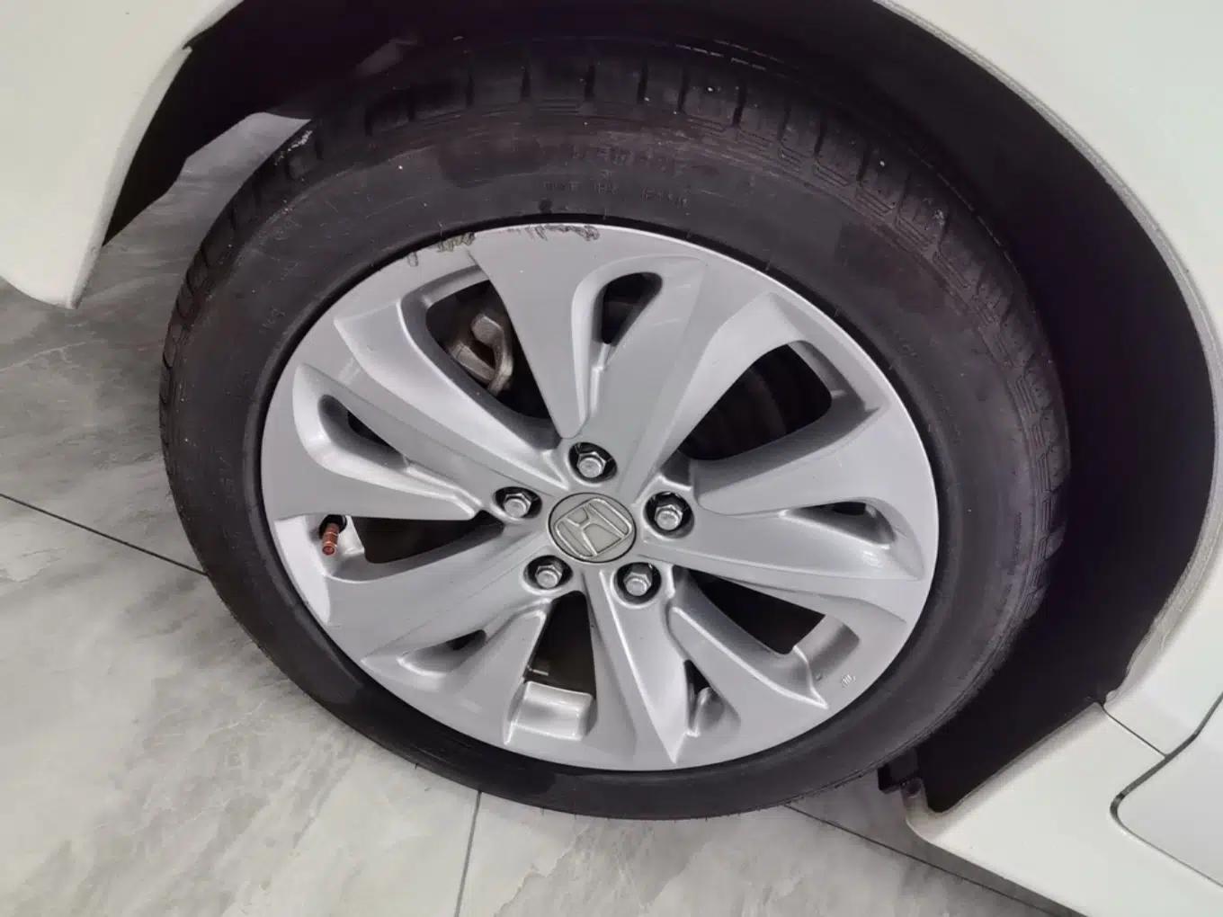 Honda Jade 2017 1.8L automatic Comfort version 5 seats — миниатюра 14