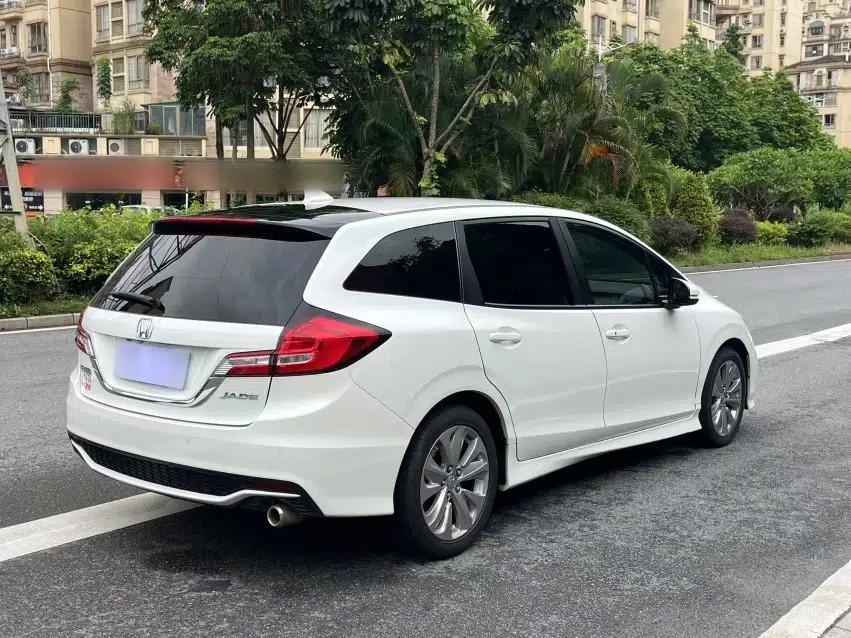 Honda Jade 2017 1.8L automatic Comfort version 5 seats — миниатюра 20