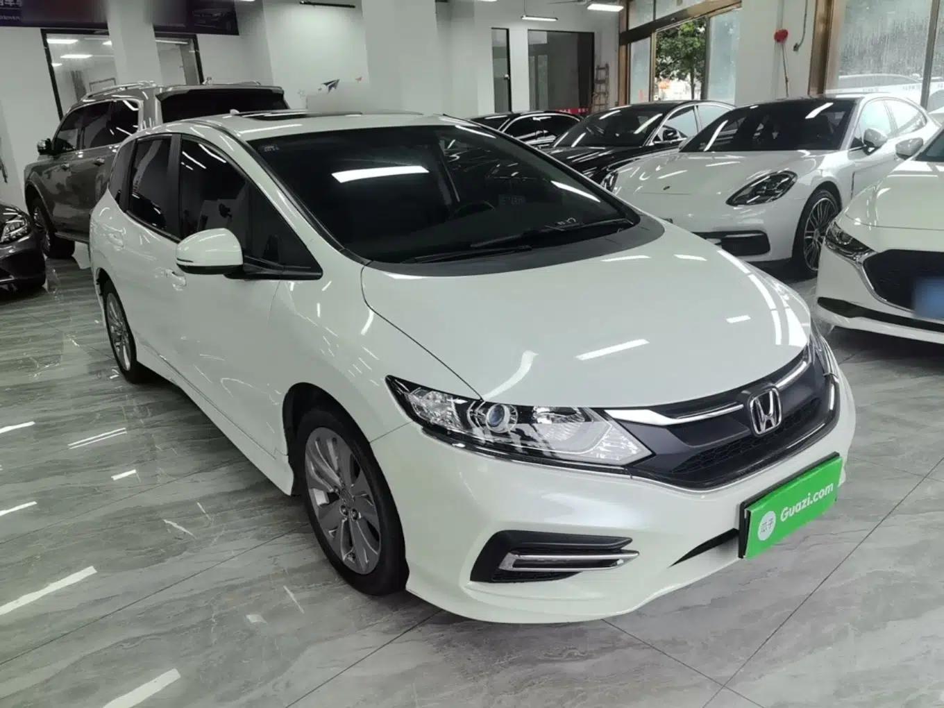 Honda Jade 2017 1.8L automatic Comfort version 5 seats — миниатюра 3