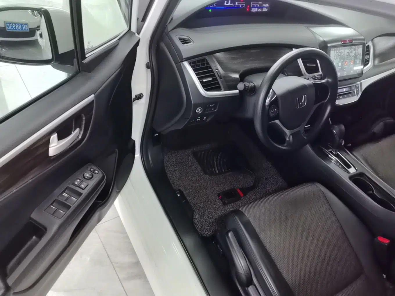Honda Jade 2017 1.8L automatic Comfort version 5 seats — миниатюра 27