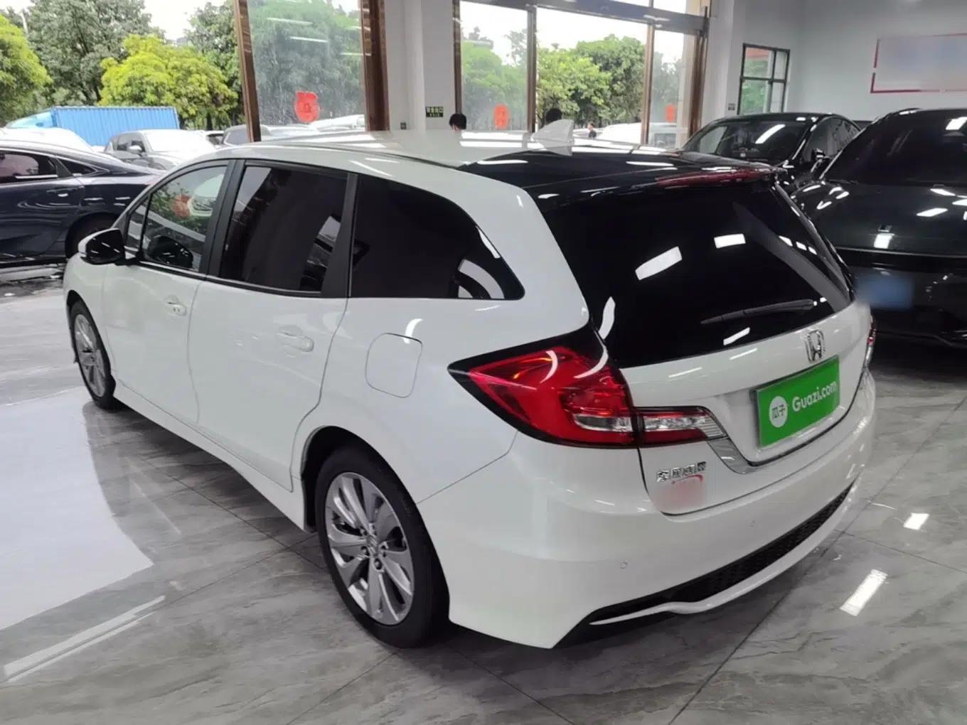 Honda Jade 2017 1.8L automatic Comfort version 5 seats — миниатюра 4